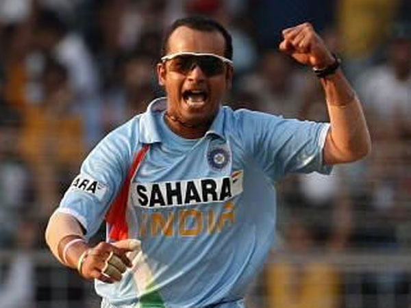 మురళీ.. సిక్సర్!