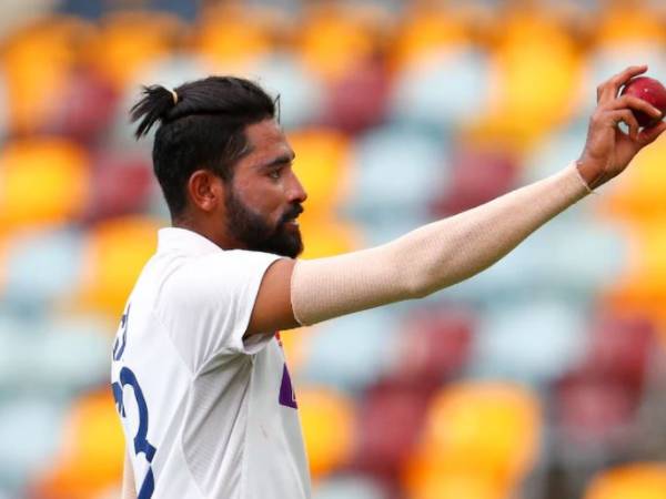 ఊరించే బంతితో..