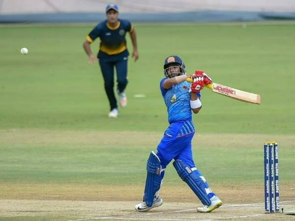 చెల‌రేగిన చోప్రా, నిఖిల్‌