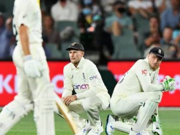  బట్లర్ చేజేతులా..