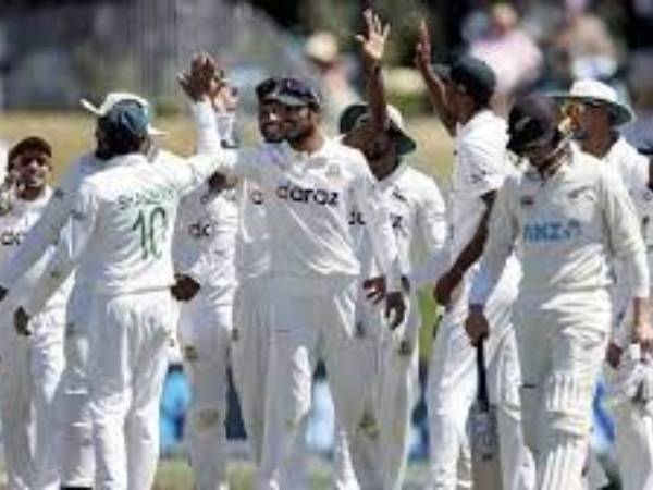  తొలి సెష‌న్‌లోనే బంగ్లా ఆలౌట్