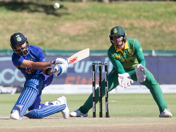 నిలదొక్కుకోలేక..