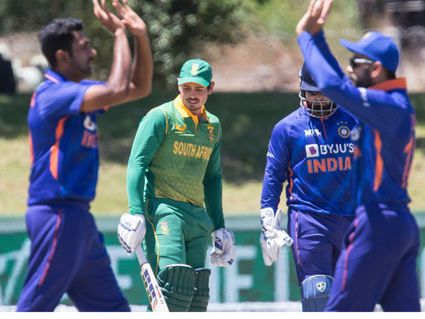 పసలేని బౌలింగ్, ఫీల్డింగ్