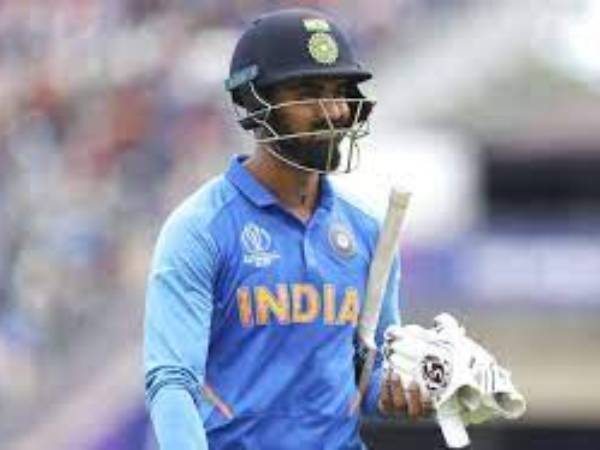 కెప్టెన్‌గా పనికిరాడు..