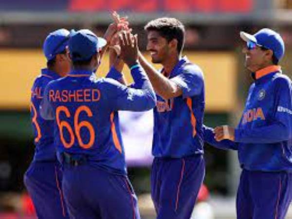 తొలి బౌల‌ర్‌గా రాజ్ బ‌వా