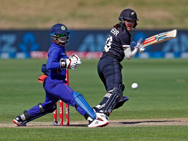 సెంచ‌రీతో చెల‌రేగిన అమేలియా