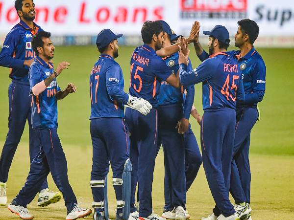 భువీ శుభారంభం.. భువీ శుభారంభం..