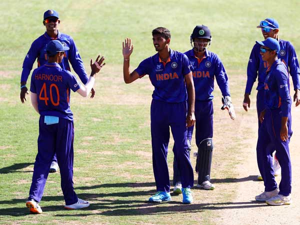 చెల‌రేగిన బౌల‌ర్లు