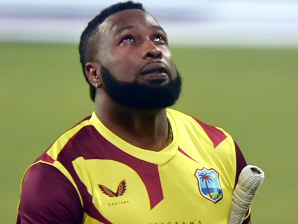 నోరెళ్ల బెట్టిన పొలార్డ్..