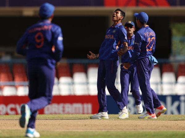 తొలి ఓవ‌ర్‌లోనే వికెట్లు