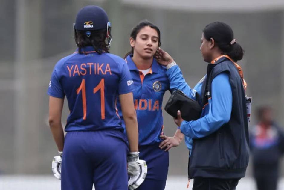 Smriti Mandhana hit on head in warm-up match against South Africa ahead of Women’s World Cup 2022 Smriti Mandhana hit on head in warm-up match against South Africa ahead of Women’s World Cup 2022