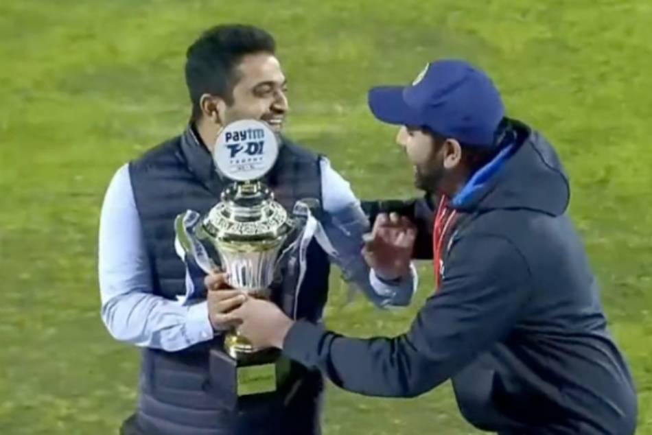 IND vs SL: Rohit Sharma Gives Trophy To BCCI Representative Jaydev Shah IND vs SL: Rohit Sharma Gives Trophy To BCCI Representative Jaydev Shah
