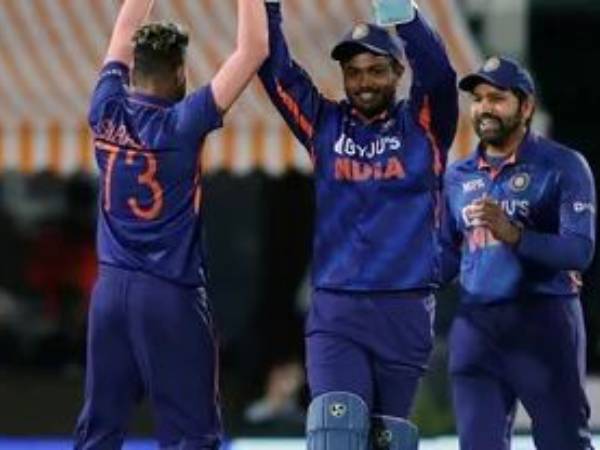 దెబ్బ‌కొట్టిన అవేష్ ఖాన్