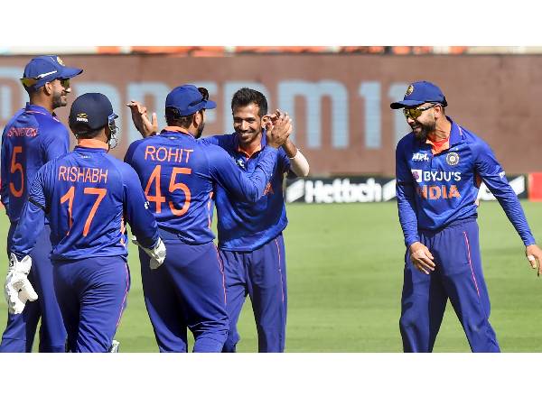 భార‌త బౌల‌ర్ల విజృంభ‌ణ‌