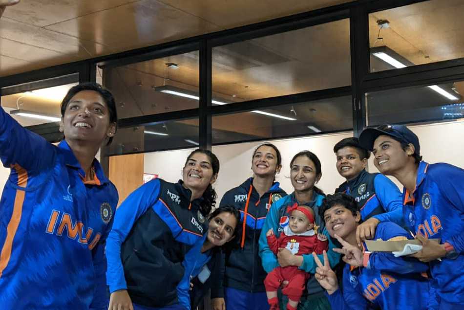 India Players Share Heartwarming Moment With Pakistan Skipper Bismah Maroofs Daughter After WC Match India Players Share Heartwarming Moment With Pakistan Skipper Bismah Maroofs Daughter After WC Match