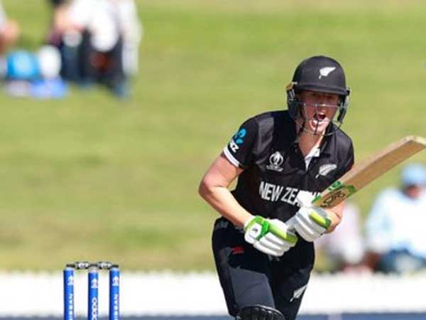 చెల‌రేగిన అమీ సాటర్త్‌వైట్‌