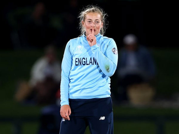 సోఫీ సిక్సర్.. సోఫీ సిక్సర్..