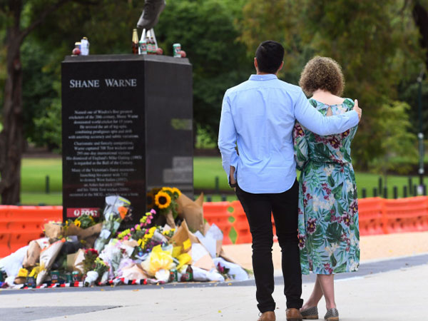 అధికారిక లాంఛనాలతో..