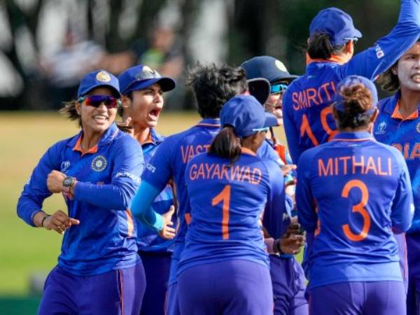 కొంపముంచిన బౌలర్ల వైఫల్యం..