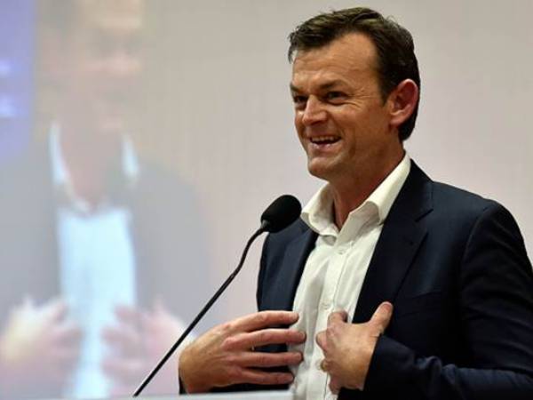 ఆడమ్ గిల్‌క్రిస్ట్ - 122 మీటర్లు