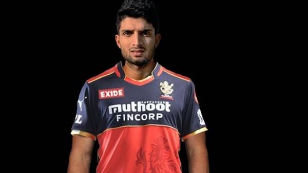 CSK vs RCB: Chennai Super Kings Batter Moeen ali (3) run out with Suyash Prabhudessai super fielding CSK vs RCB: Chennai Super Kings Batter Moeen ali (3) run out with Suyash Prabhudessai super fielding