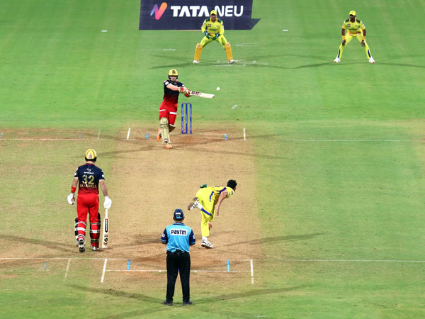 బ్లాక్ రిబ్బన్లతో..