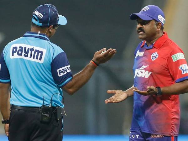 నో బాల్ ఇవ్వకపోవడంతో..