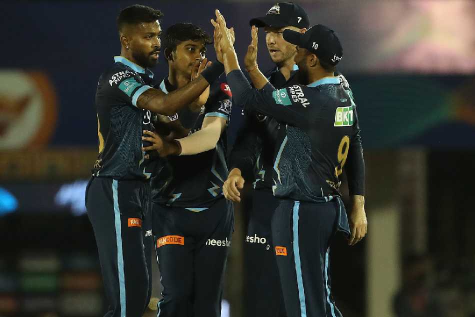 PBKS vs GT: Hardik Pandya Takes Liam Livingstone Catch But Steps Boundary Cushions PBKS vs GT: Hardik Pandya Takes Liam Livingstone Catch But Steps Boundary Cushions
