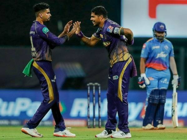 రెండు రన్లకే మూడు వికెట్లు.. 