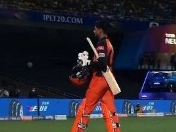  ఒకేరకంగా ఓడిన ఛాంపియన్స్..