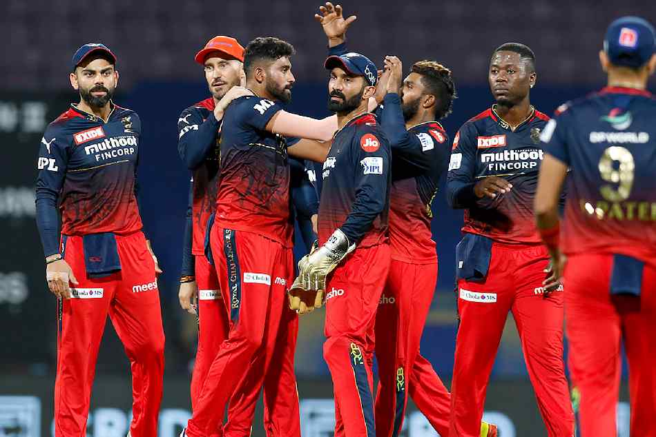 IPL 2022: Fan placard reveals that girl friend left him due to Virat Kohli in KKR vs RCB match