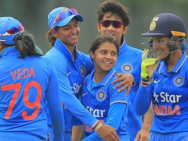 మహిళా క్రికెటర్లను ప్రోత్సహించాలి..