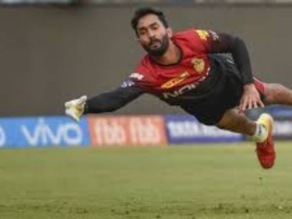 కీపర్‌గా దినేశ్ కార్తీక్..