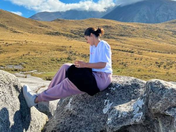  Jasprit Bumrah Wife Sanjana Ganesan Hot Photos Goes Viral On Internet