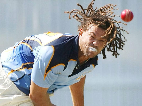 కారులో సైమండ్స్ ఒక్కడే..