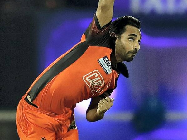 రెండో బౌలర్‌గా..