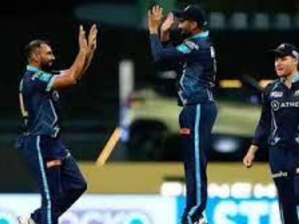 పట్టు బిగించిన లక్నో బౌలర్లు