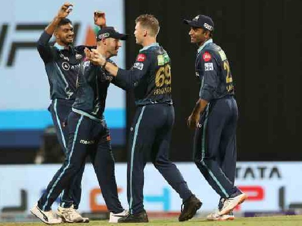  టేబుల్ టాపర్‌గా. 