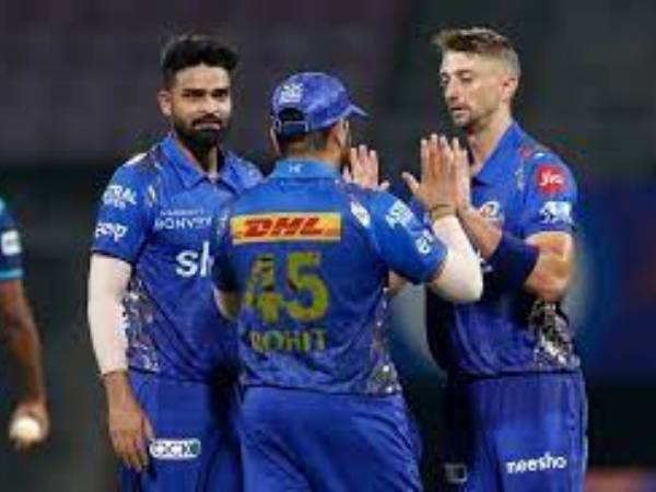  కట్టి పడేసిన బౌలర్లు..