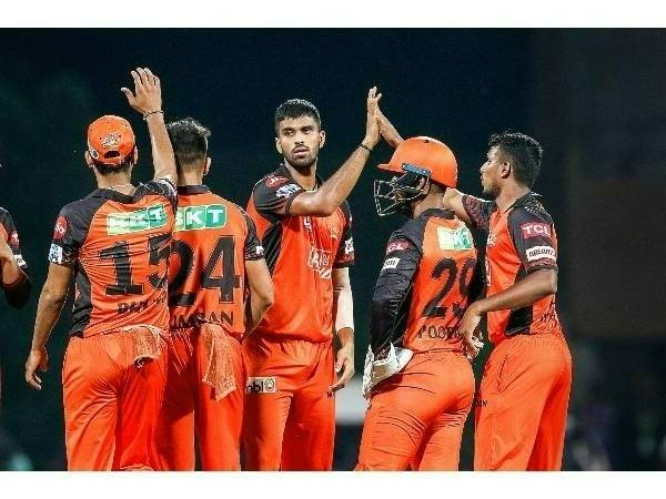  సన్ రైజర్స్ హైదరాబాద్ : 11 మ్యాచ్‌లలో 10పాయింట్లు