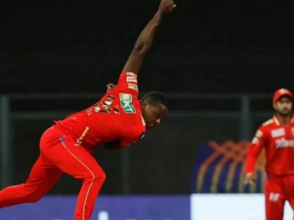 లివింగ్ స్టోన్ భారీ సిక్సర్..