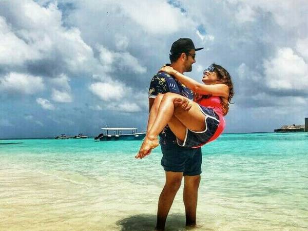 తొలి చూపులోనే..