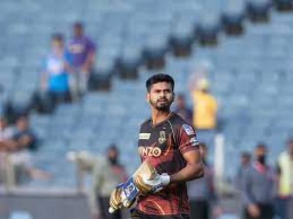  యువ ఆటగాళ్లతో మాట్లాడుతున్నాడనే..