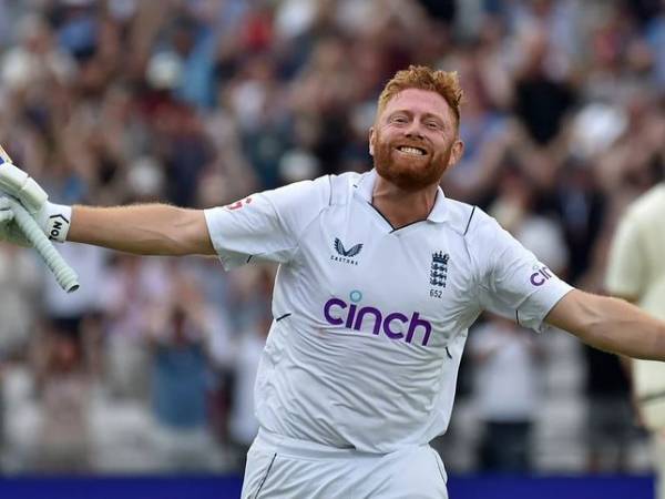 జాక్ లీచ్ బౌలింగ్లో అదరగొట్టాడు