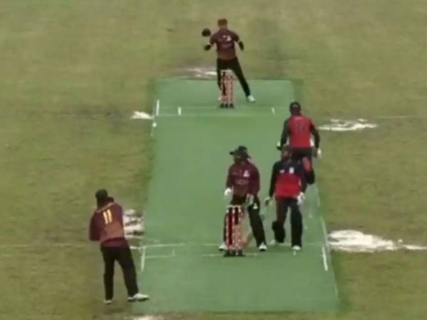 తొలుత స్టంప్ అవుట్ మిస్సయింది