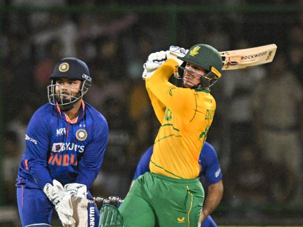 బౌలింగ్ వైఫల్యంతో...