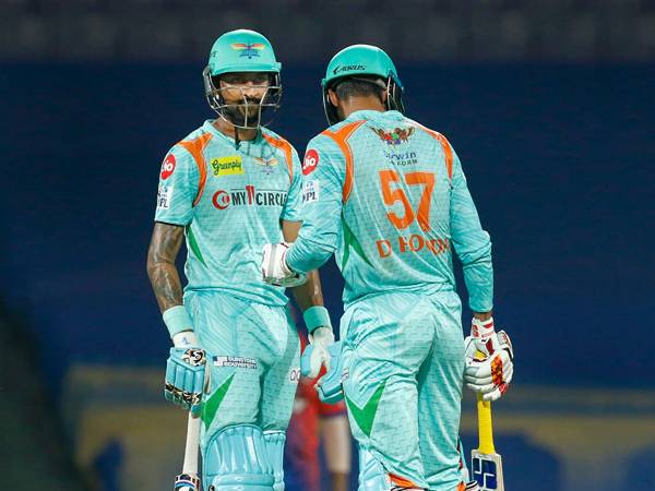 487 పరుగులతో..