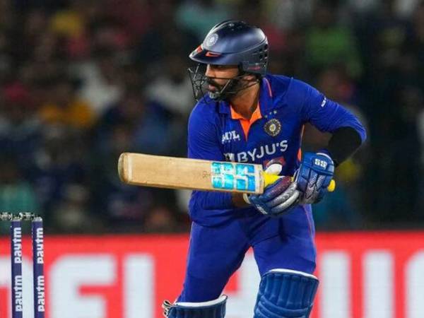  హార్దిక్ పాండ్యా, దినేష్ కార్తీక్ కలిసి 65పరుగుల భాగస్వామ్యం