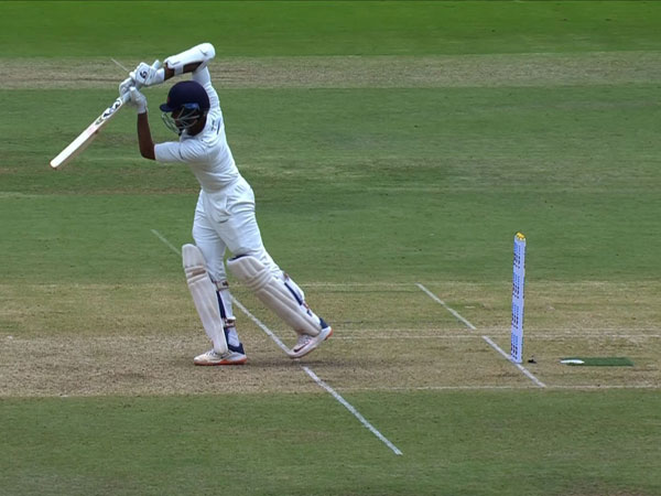 తొలి ఇన్నింగ్స్‌లో 374పరుగులు