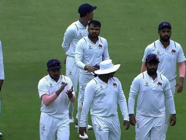 అత్యంత జాగ్రత్తగా ఆడుతూ